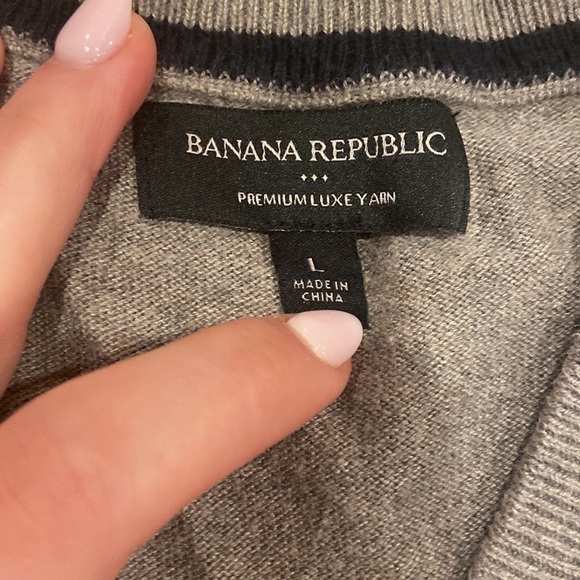 Banana Republic Premium Luxe Yarn Gray V-Neck Sweater Size Large - Picture 4 of 4